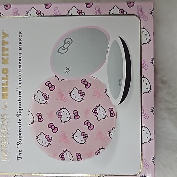Impressions Hello Kitty The Supercute Signature LED Compact Mirror - Picture 4 of 4